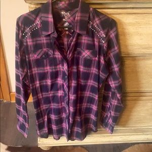 Medium rock by wrangler button down shirt